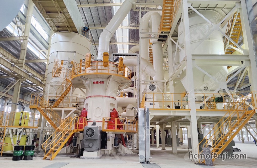 容棟國董事長與參加儀式的領(lǐng)導嘉賓共同參觀生產(chǎn)現(xiàn)