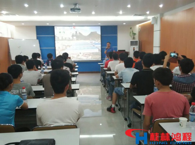 磨粉機生產基地桂林鴻程總裁容北國給桂林理工大學學生講解 磨粉機生產基地桂林鴻程總裁容北國給桂林理工大學學生講解