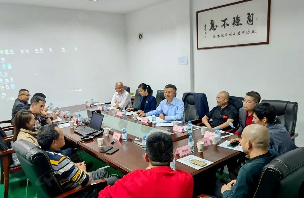 歡迎廣西塑料行業(yè)協(xié)會一行蒞臨桂林鴻程礦山機械廠參觀指導(dǎo)！