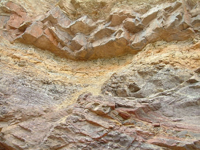 嫩泥，是一種土黃色，灰白色為主的雜色黏土